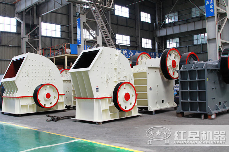 河南重錘破碎機(jī)廠(chǎng)家車(chē)間一角