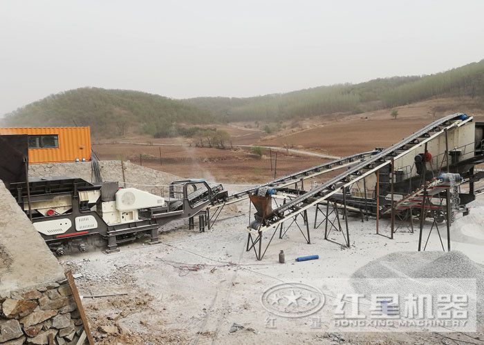 車(chē)載一體石頭粉碎機(jī)作業(yè)現(xiàn)場(chǎng)
