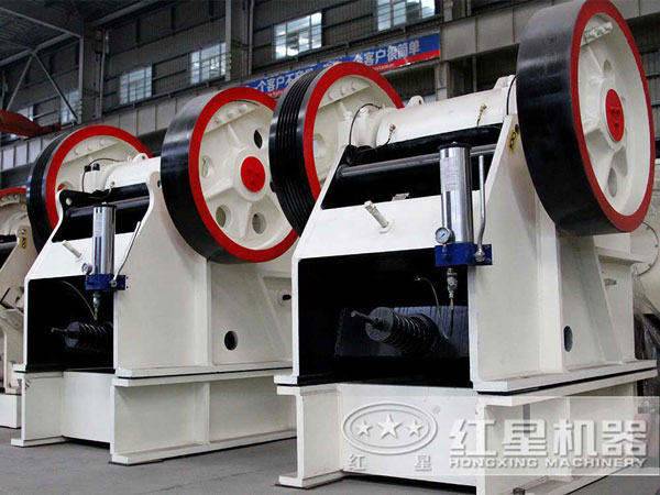 大型石頭顎破碎機市價多錢？（內(nèi)附高清顎破作業(yè)視頻）