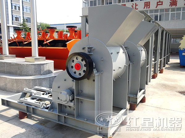 大塊煤怎么弄碎？無(wú)篩底雙級(jí)粉碎機(jī)來(lái)幫忙