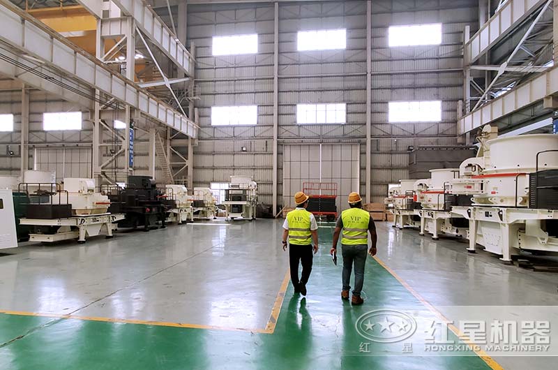 遼寧本溪用戶來廠考察選購(gòu)河石碎沙機(jī)