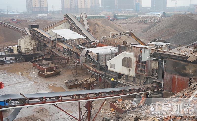 移動式建筑垃圾再生原料機器生產現(xiàn)場