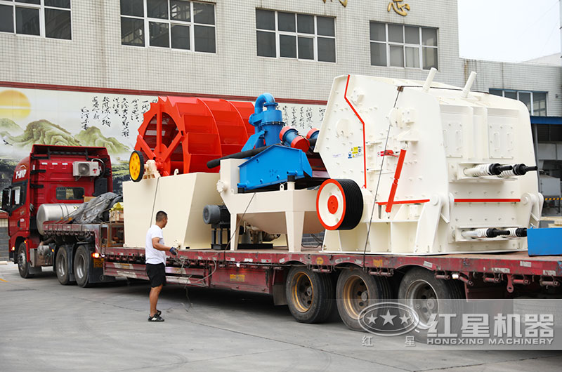 客戶訂購的反擊式破碎機(jī)裝車現(xiàn)場(chǎng)