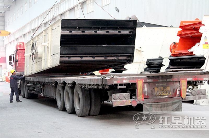 客戶訂購的振動(dòng)篩裝車中，準(zhǔn)備發(fā)貨